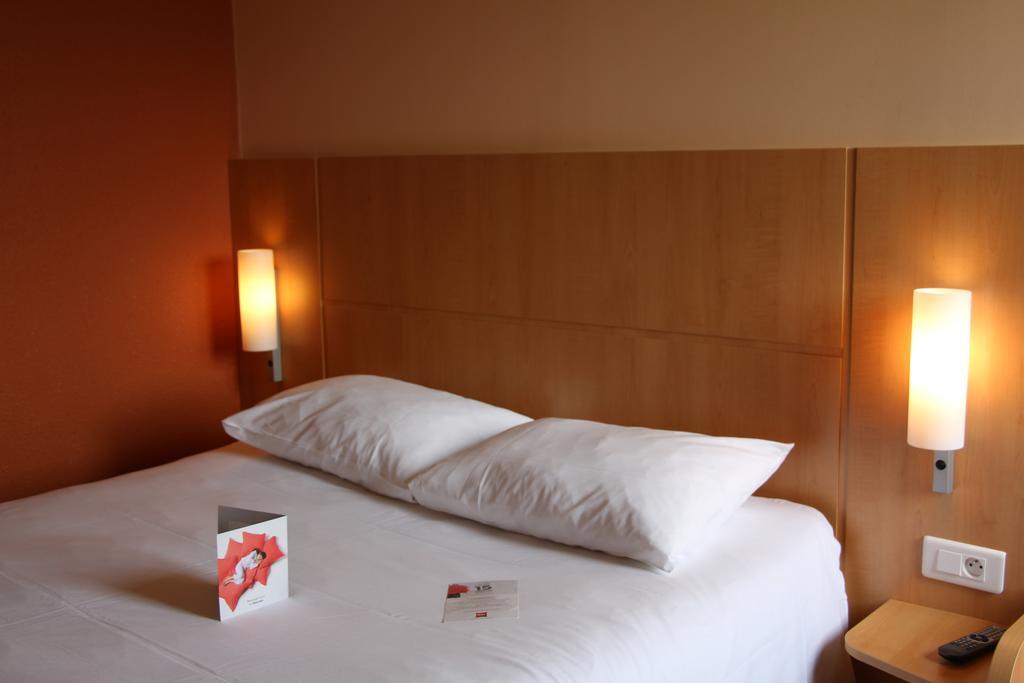 Hotel Ibis Guingamp Coeur De Bretagne Ploumagoar Номер фото