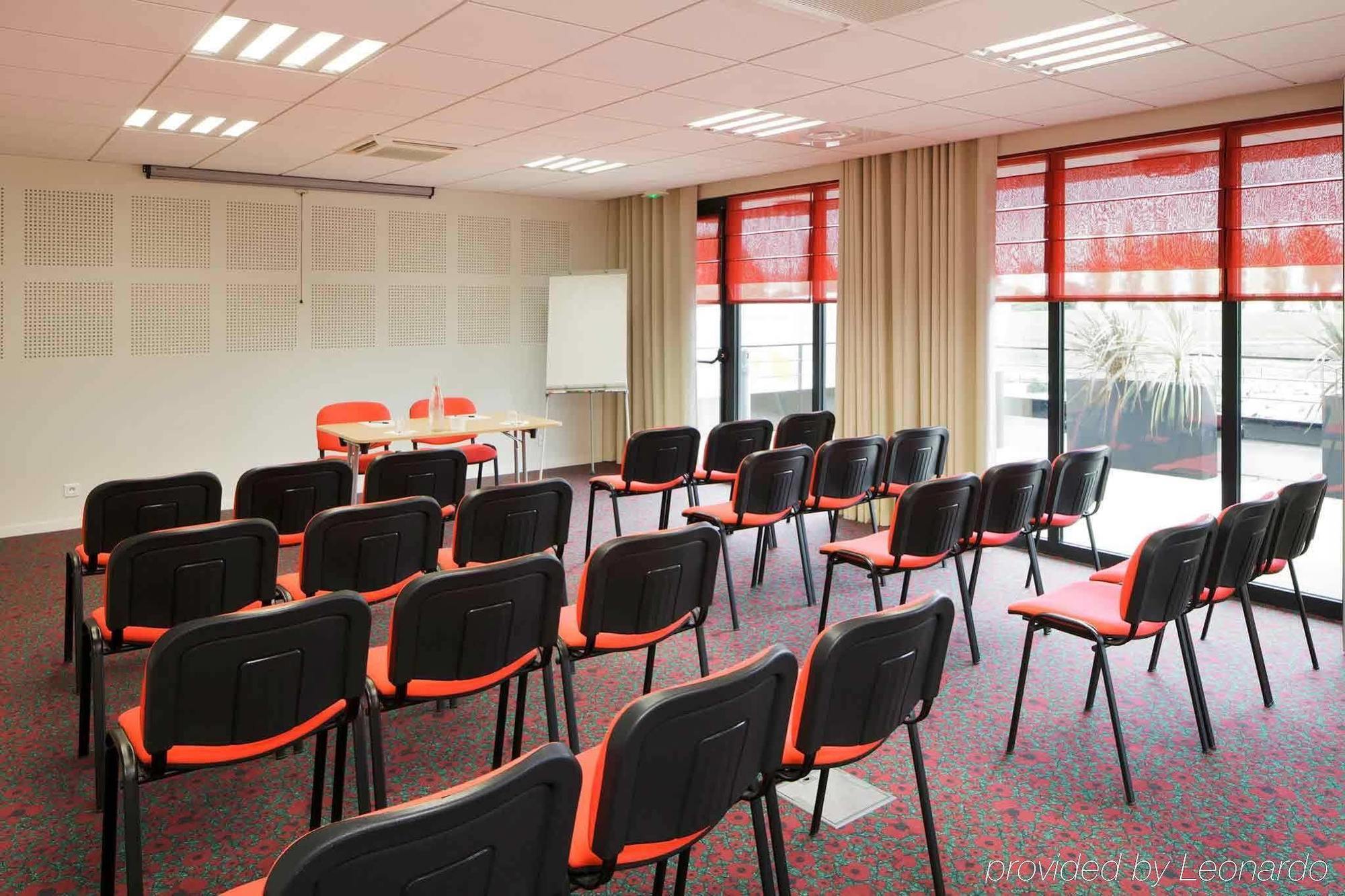 Hotel Ibis Guingamp Coeur De Bretagne Ploumagoar Бизнес фото