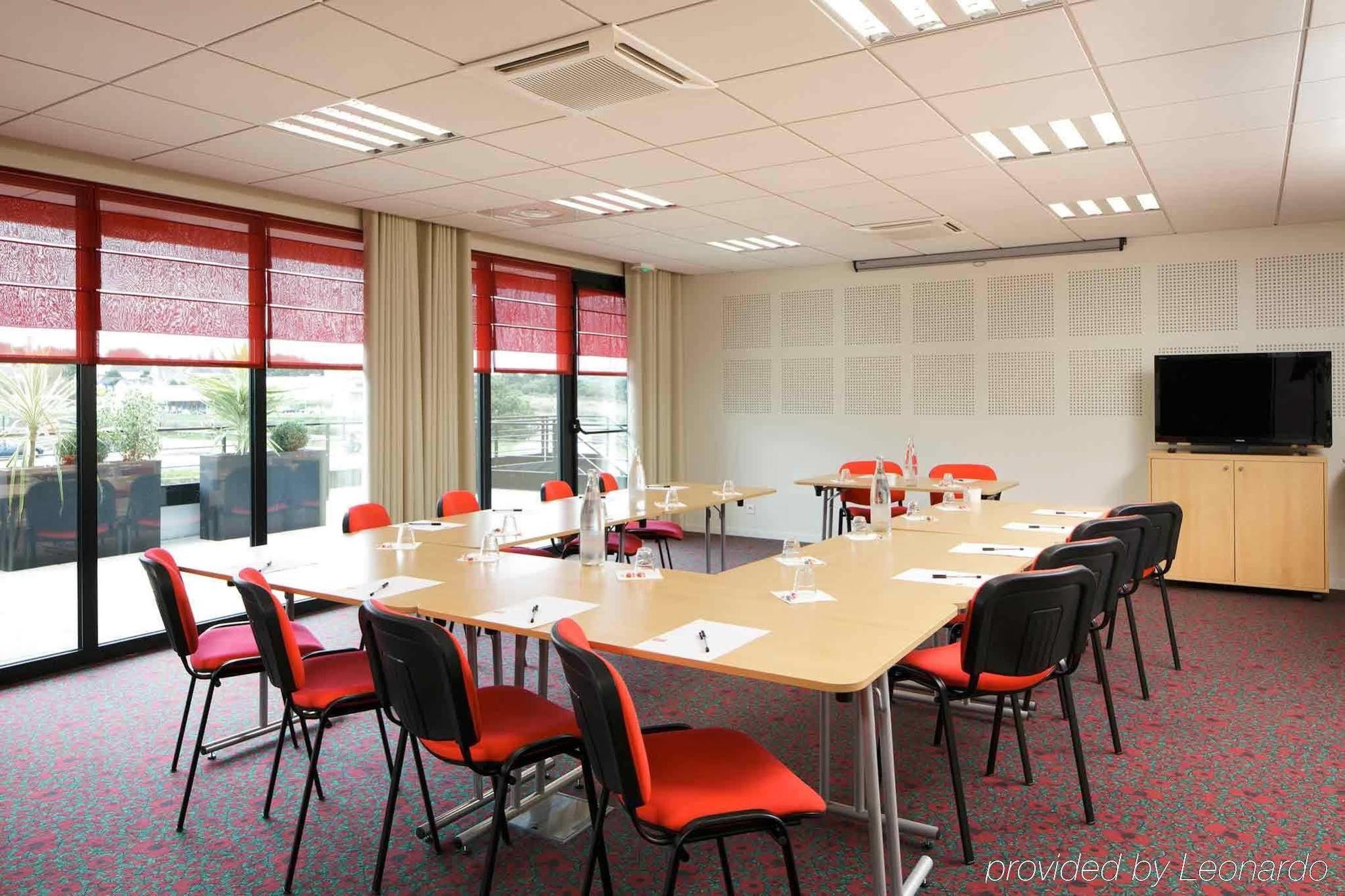 Hotel Ibis Guingamp Coeur De Bretagne Ploumagoar Бизнес фото