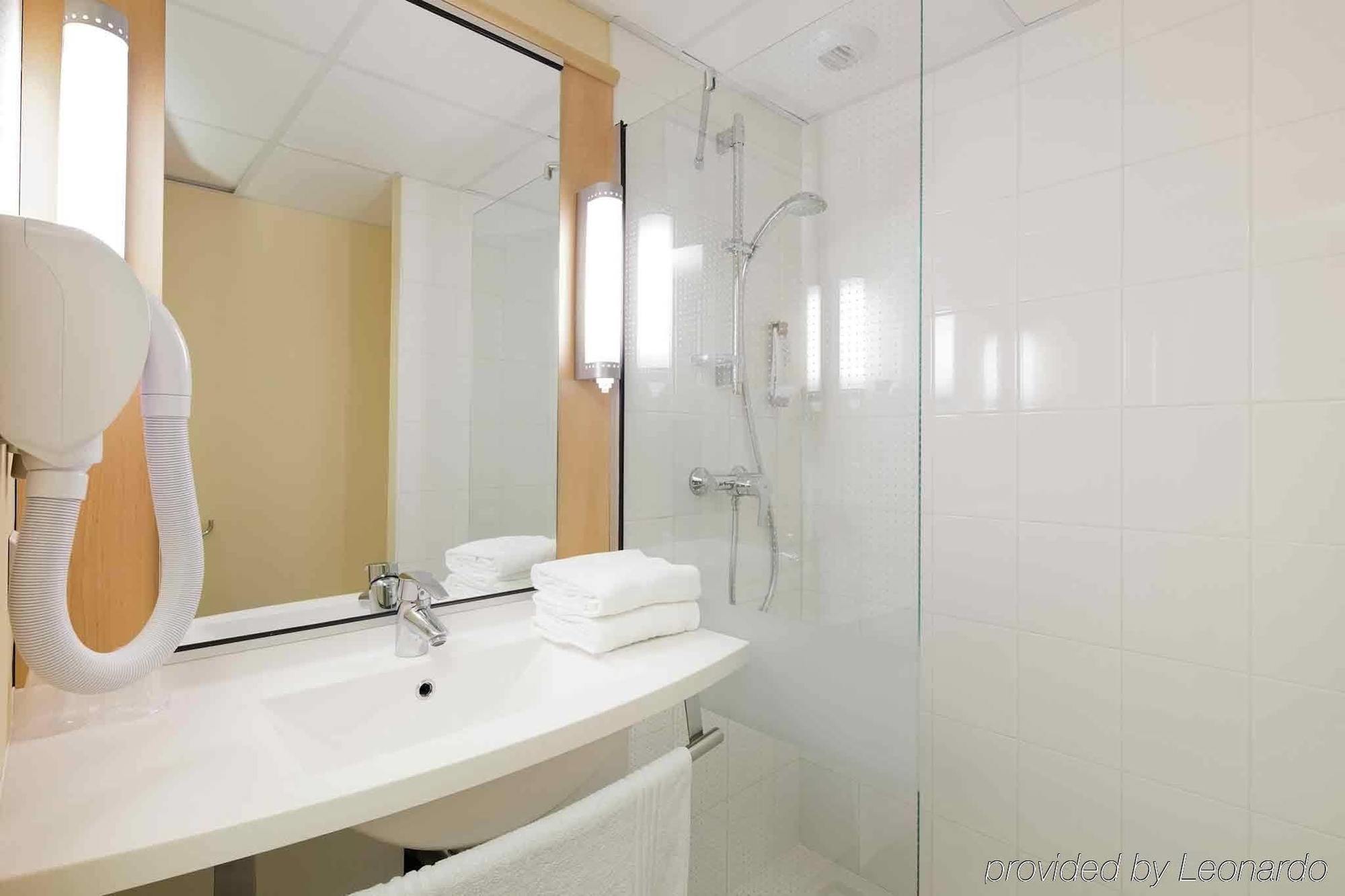 Hotel Ibis Guingamp Coeur De Bretagne Ploumagoar Номер фото