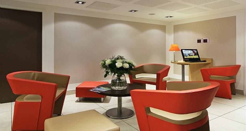 Hotel Ibis Guingamp Coeur De Bretagne Ploumagoar Интерьер фото